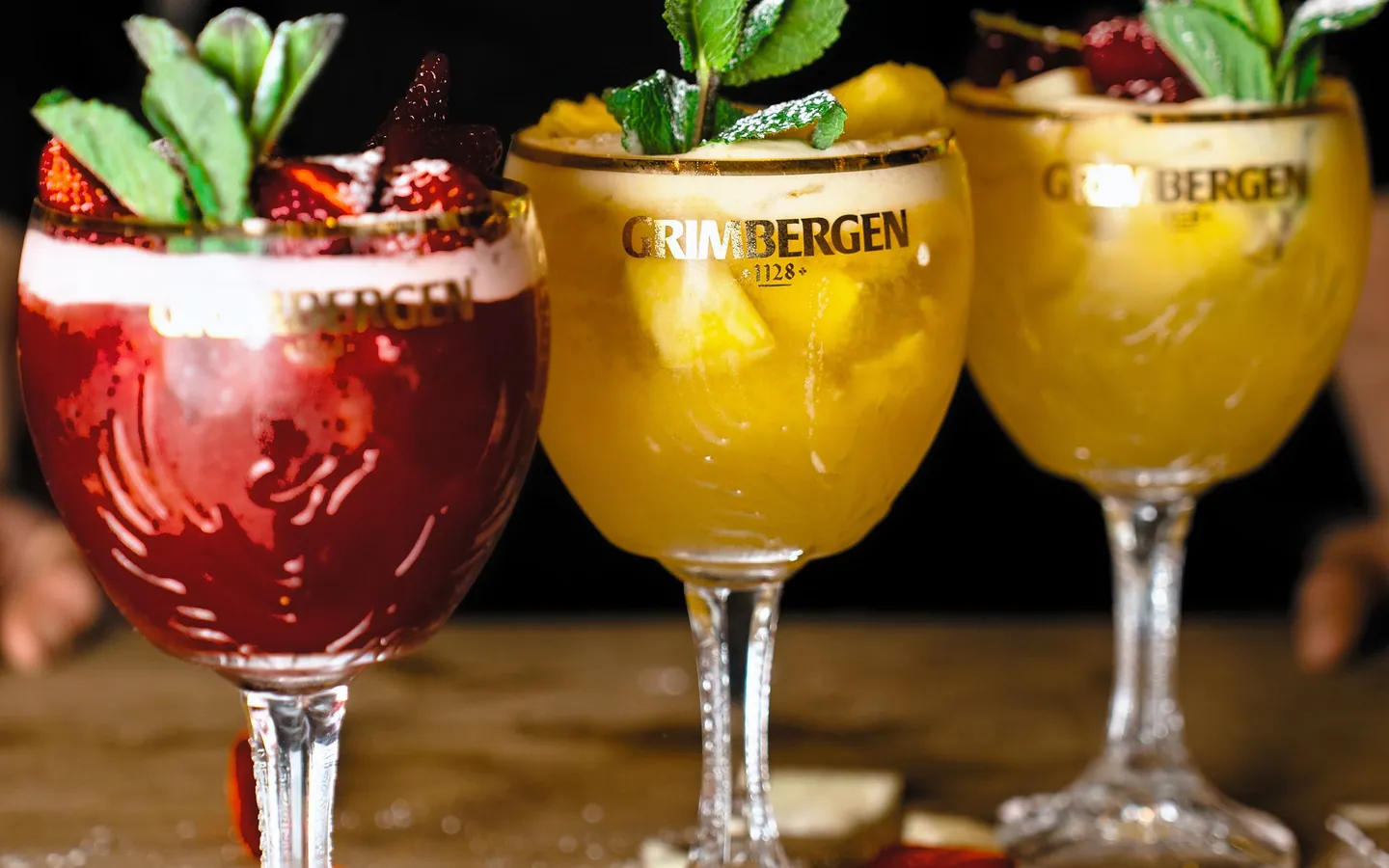 Tre cocktail fruttati con menta e frutti rossi sul bancone della Piazzetta – Verona