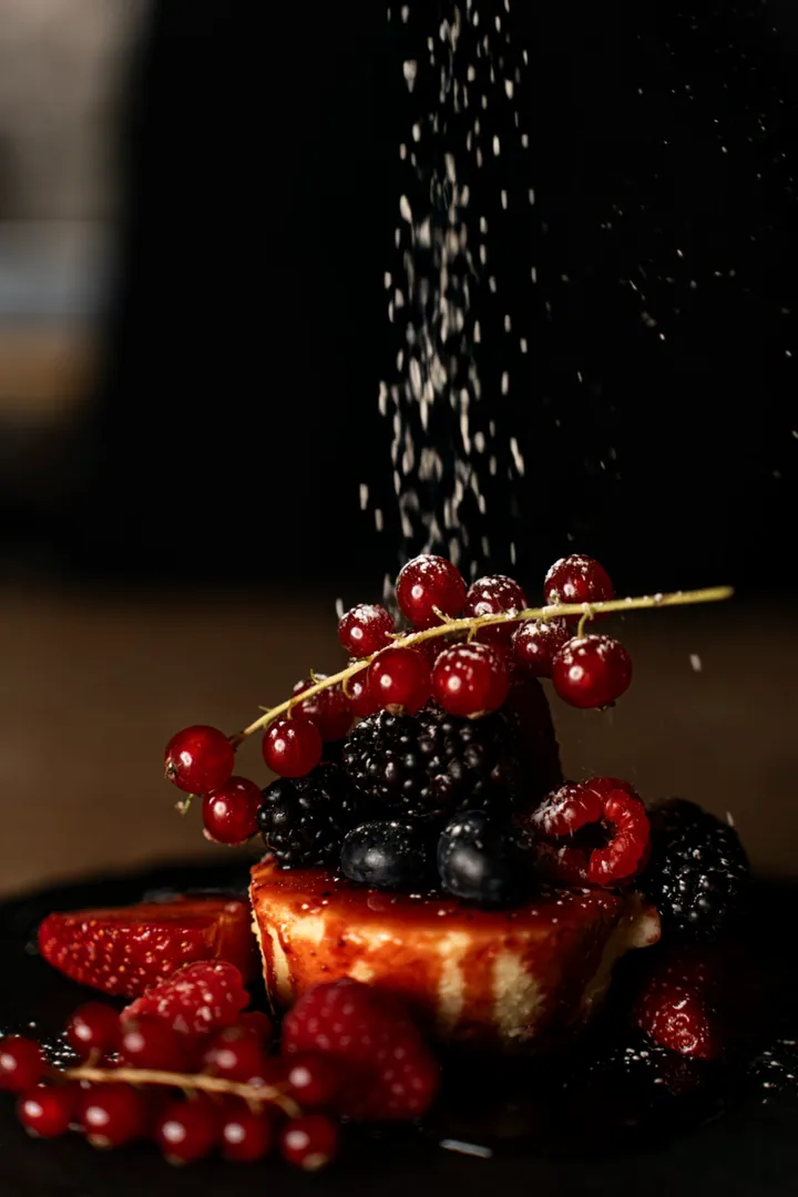 Lo zucchero a velo cade su una cheesecake ai frutti di bosco – La Piazzetta, Verona