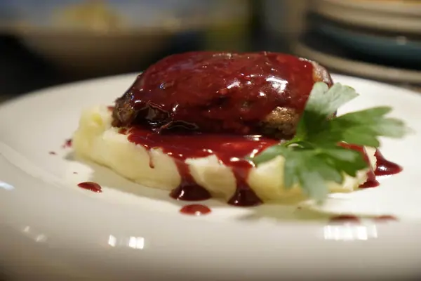 Carne con riduzione al vino rosso e purè