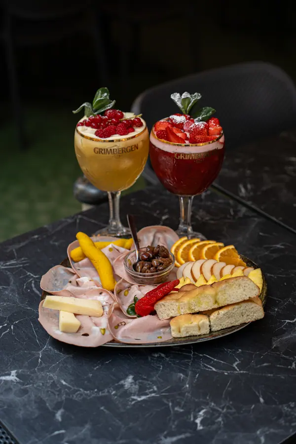Cocktail e tagliere nella corte, la sera