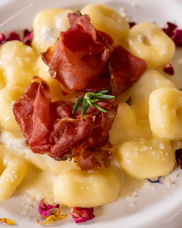 Gnocchi di patate della casa con crudo croccante