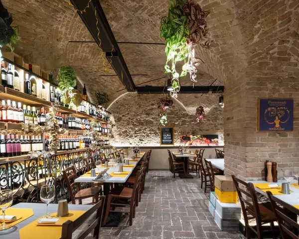 La sala sotto le volte in mattoni
