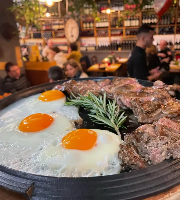 Tagliata con uova al tegamino