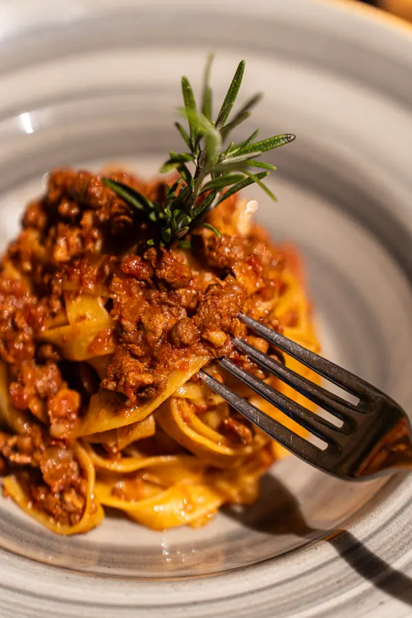 Pasta fresca al ragù con il rosmarino