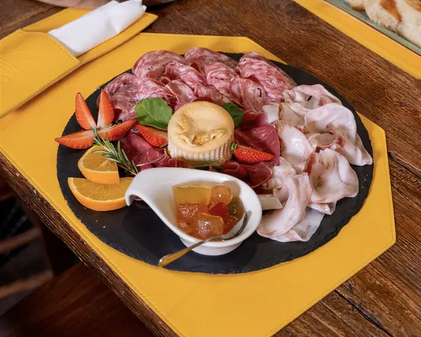 Tagliere di salumi con mostarda e frutta