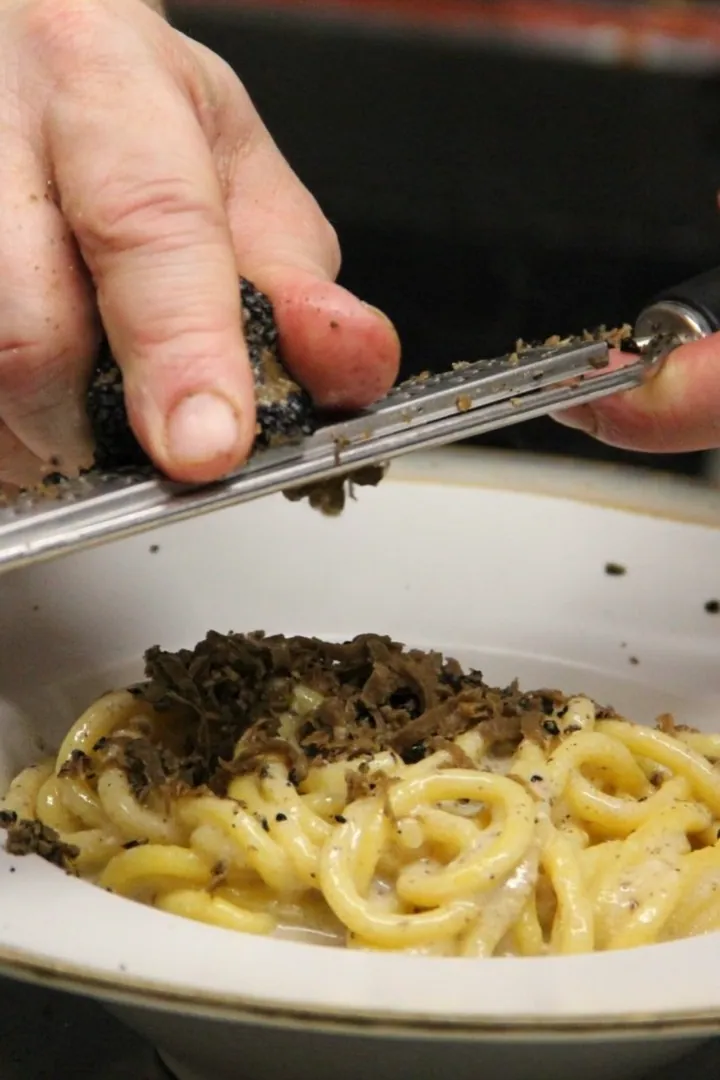 Il tartufo nero grattugiato sui bigoli cacio e pepe – La Piazzetta, Verona