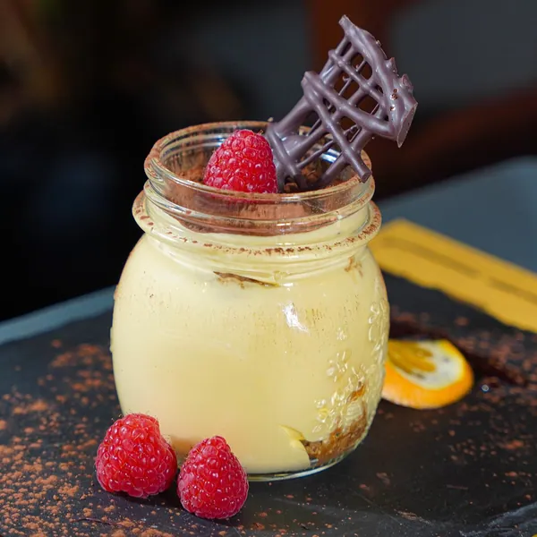 Il tiramisù della casa servito in vasetto con lamponi e cioccolato – La Piazzetta, Verona